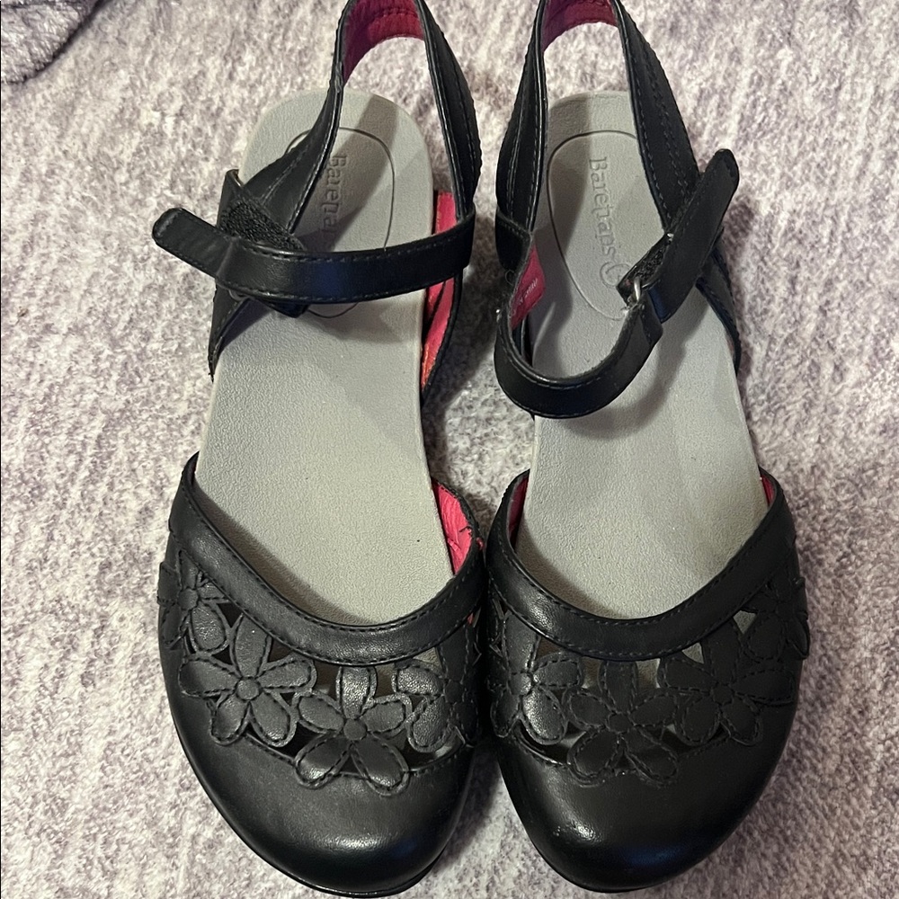 Size 7 black daisy baretrap sling back flats like new w/o tags